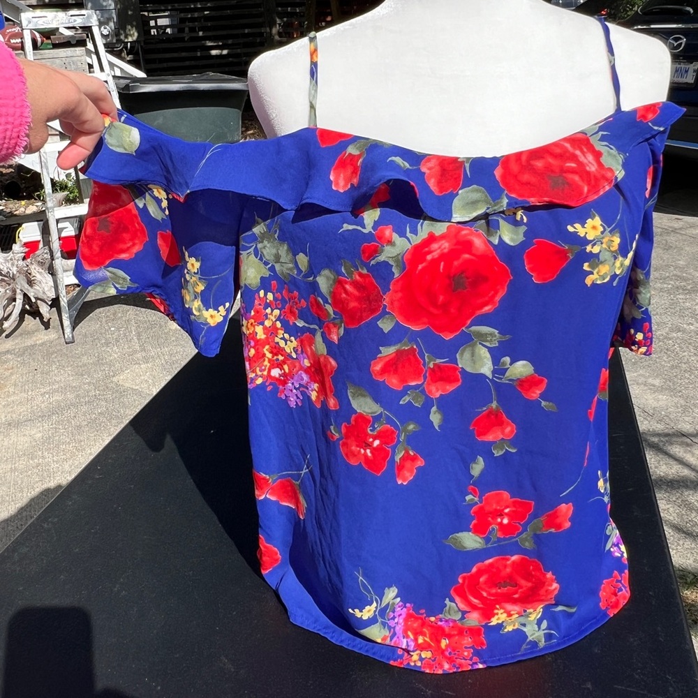 Red floral contrast cold shoulder top flutter